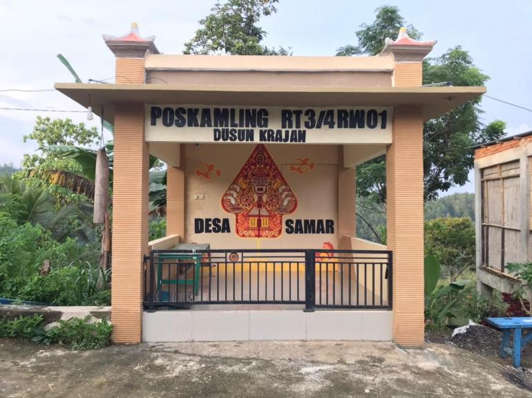 Demi Sukseskan SDGs, Kelompok Mahasiswa Universitas Negeri Malang Bergotong Royong Memperbaiki Poskamling Untuk Tingkatkan Solidaritas Warga Di Desa Samar