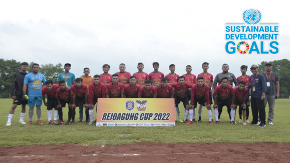 Dukungan Departemen Akuntansi Kepada Tim Sepak Bola Samar Dalam Pertandingan Tingkat Kabupaten Untuk Wujudkan SDGs