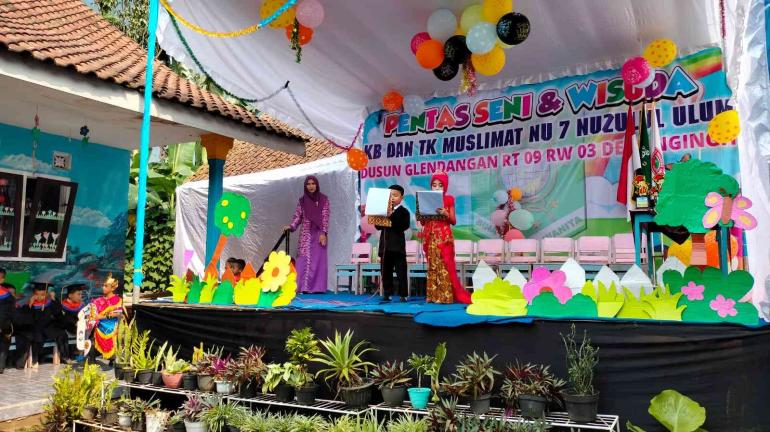 Mendukung Terwujudnya Sustainable Development Goals 2030, Tim Pengabdian Akuntansi FEB UM bersama tim KKN UM Membuat Dekorasi Panggung dari Barang Bekas