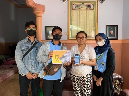Demi Mendukung SDGS Bidang Ekonomi Tim MBKM Departemen Akuntansi Berikan Sosialisasi Aplikasi Keuangan Kepada Warga    Desa Selorejo