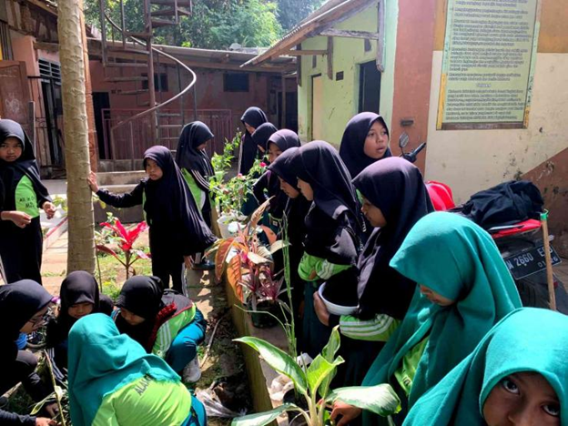Ciptakan Green Area di Lingkungan Sekolah Sebagai Upaya Terwujudnya SDGs 2030