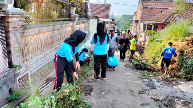 Tim Pengabdian Akuntansi FEB UM Mewujudkan SDGs 2030 melalui Peningkatan Kesadaran Masyarakat terhadap Lingkungan Sekitar di Desa Ngingit